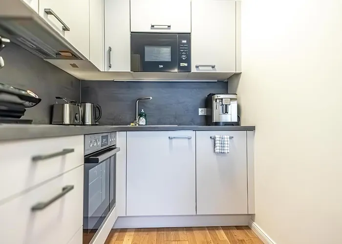 9-min To Center, Comfy 1br,1lr W Balcony *