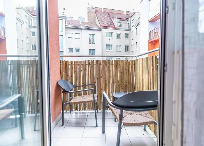 9-min To Center, Comfy 1br,1lr W Balcony *