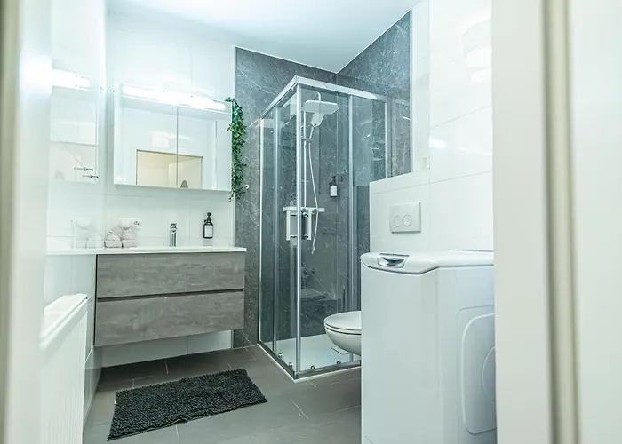 9-min To Center, Comfy 1br,1lr W Balcony *